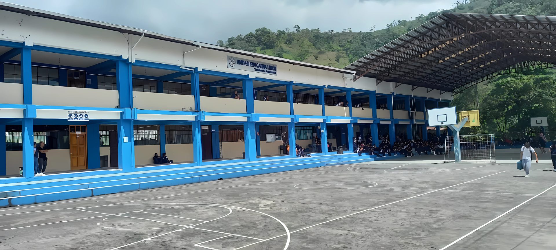 Instalaciones de la Unidad Educativa Limón: aulas y cancha deportiva