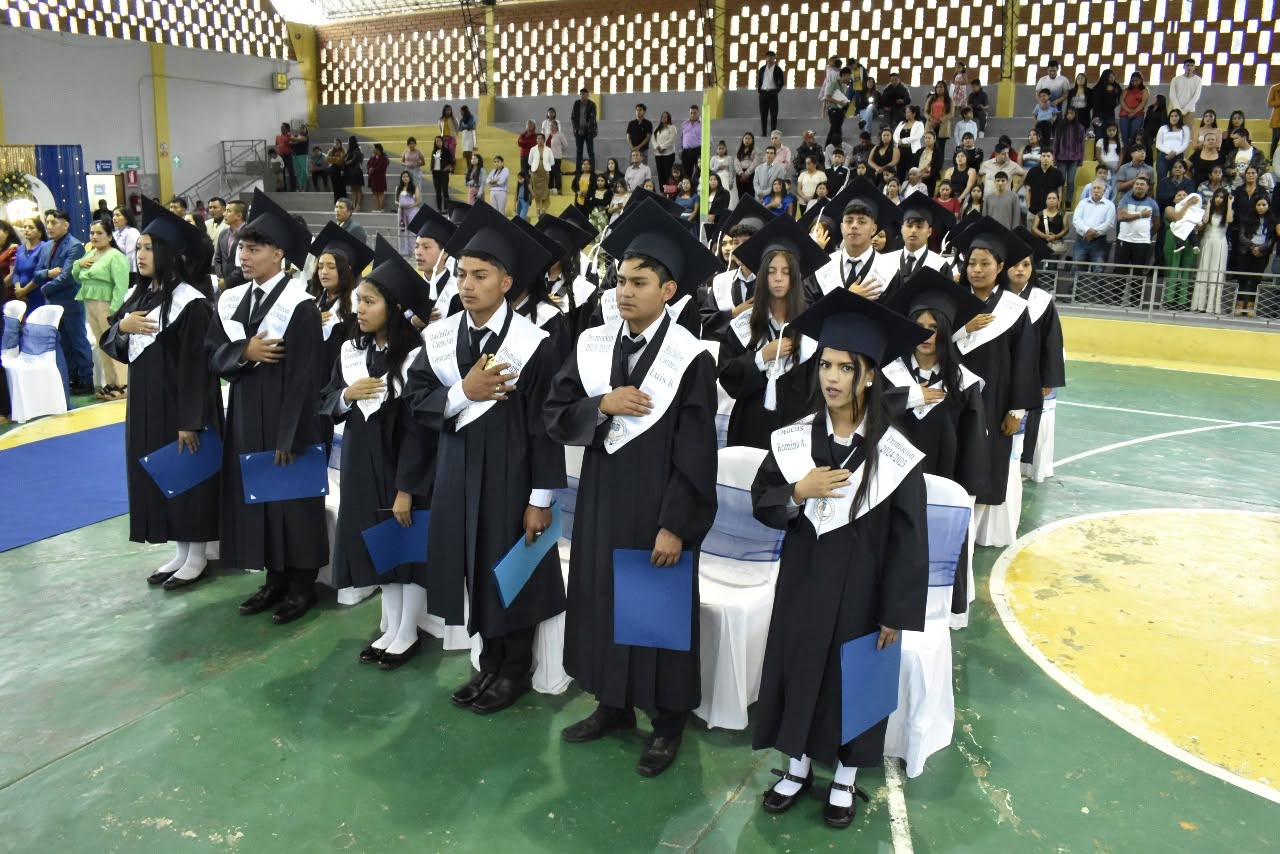 Graduación de bachilleres de la Unidad Educativa Limón